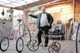 Умелец создает велосипеды из швейных машинок